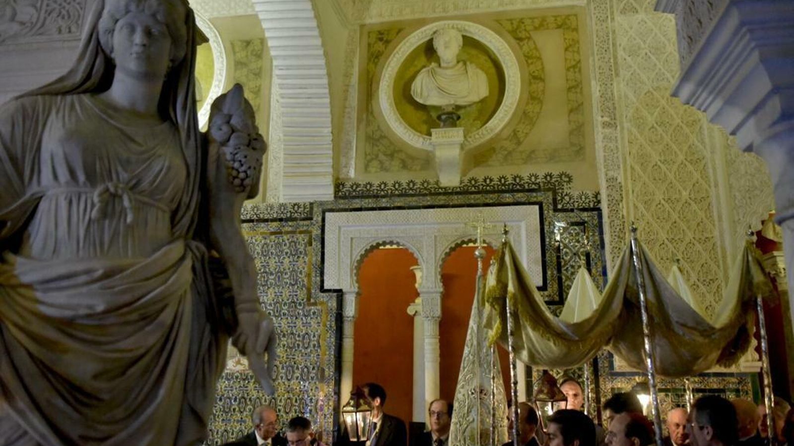 El Vía Crucis de la Pía Unión se celebró un año más por las galerías de la Casa de Pilatos.