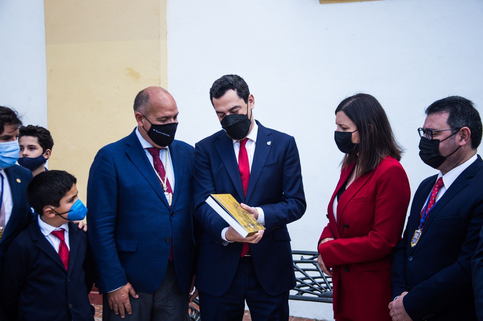 Así ha sido la visita del presidente de la Junta a las hermandades del Lunes Santo de San Fernando