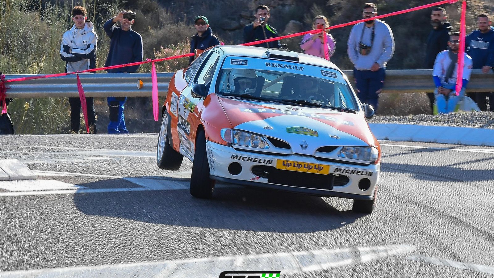 Uno de los participantes en la prueba toma una curva.