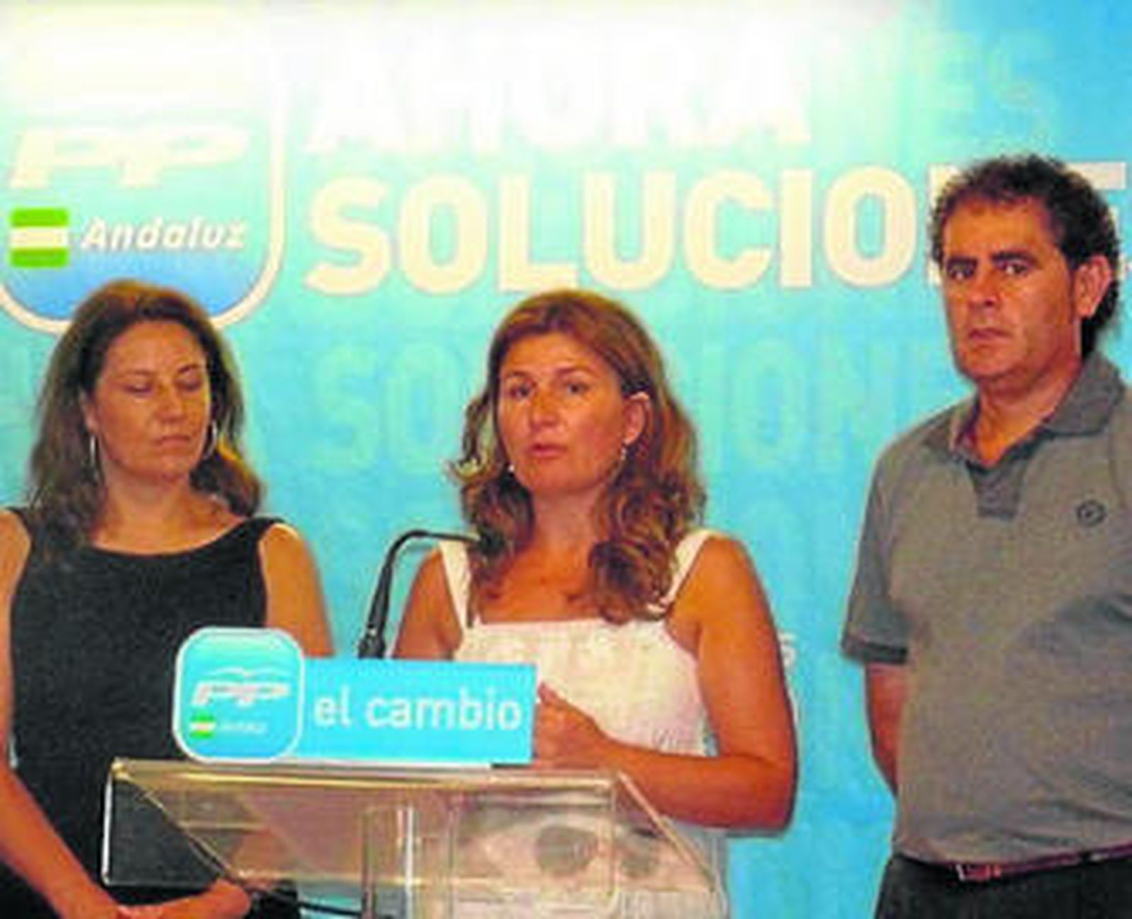 Los parlamentarios andaluces en la comparecencia ante los medios.