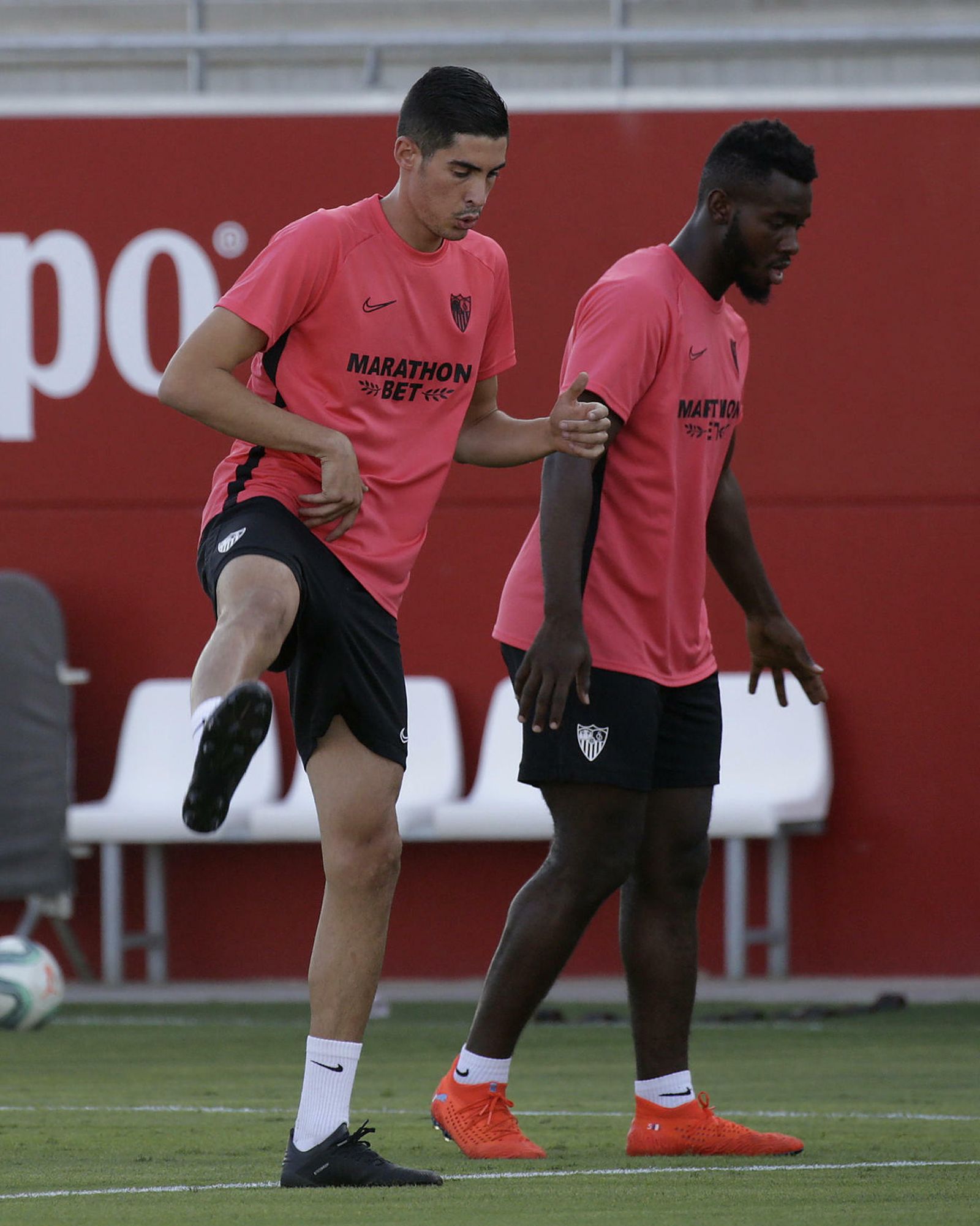 Carlos Fernández, junto a Gnagnon en un entrenamiento.