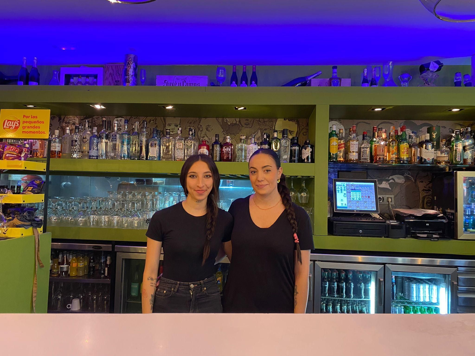 Encargada del bar Capitol, Isabel María García, junto a una de las camareras del local