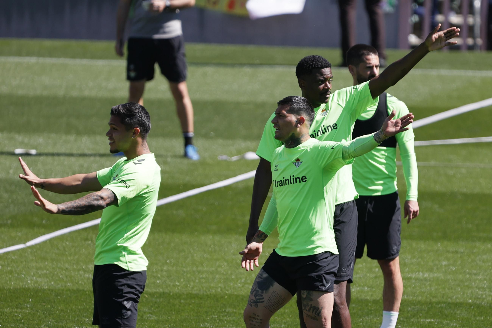 Las imágenes del gran ambiente en el entrenamiento del Betis