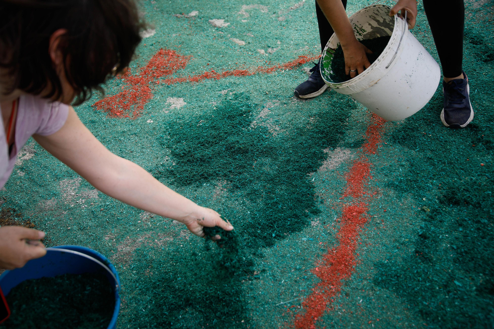 Así es la gran alfombra de serrín para que levite la Virgen de Fátima de Tíjola