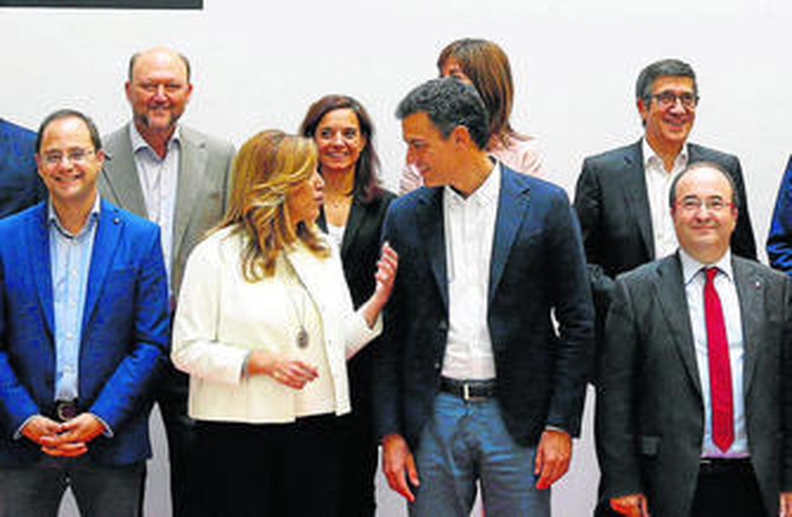 Susana Díaz conversa con Pedro Sánchez, ayer en la foto de familia del Consejo de Política Federal. A la derecha, Miquel Iceta.