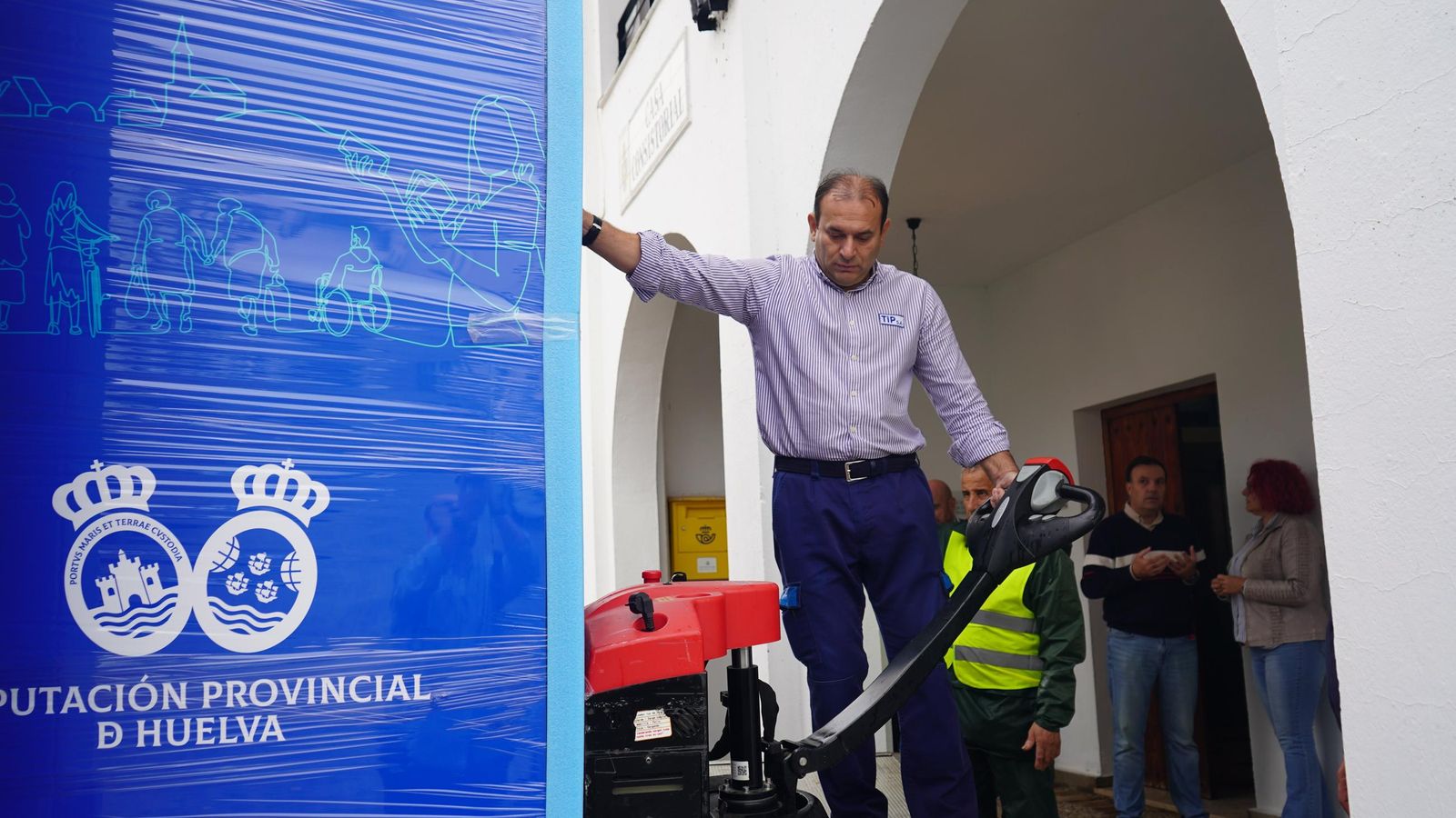 Instalación de uno de los cajeros en La Nava.