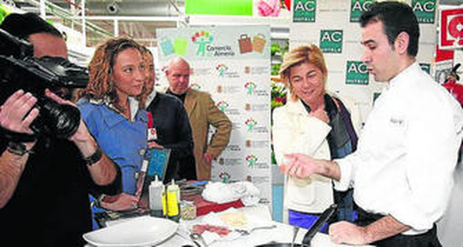 El cocinero explica a las concejalas los secretos de la receta.