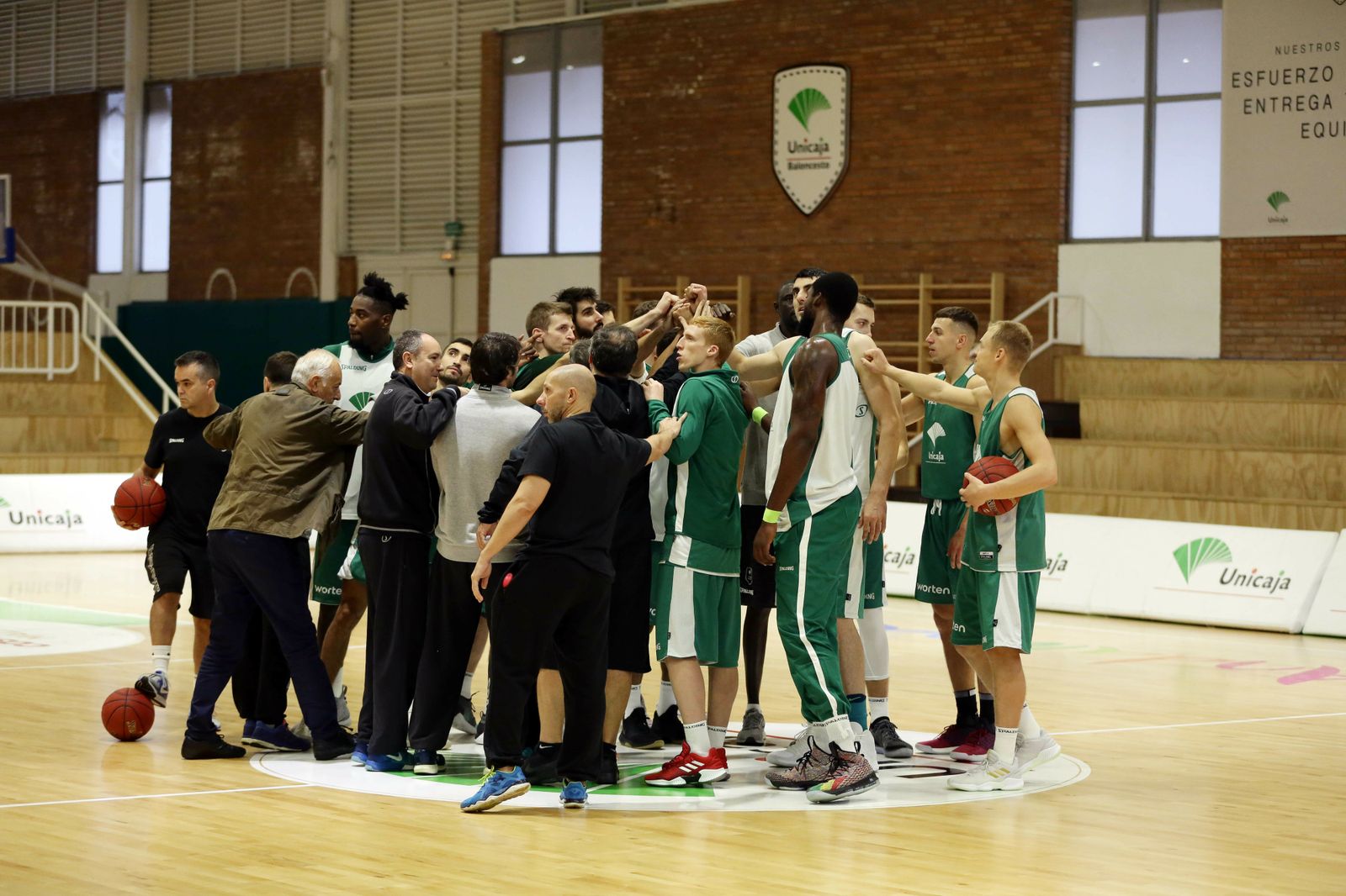 La plantilla hace piña en Los Guindos.