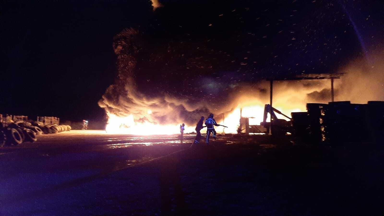 Los bomberos trabajan en la zona.