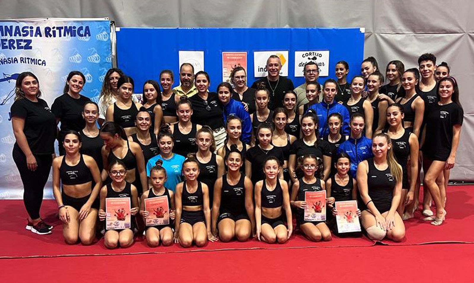 Foto de familia en la presentación del Torneo de Conjuntos 'Ciudad de Jerez' de gimnasia rítmica.