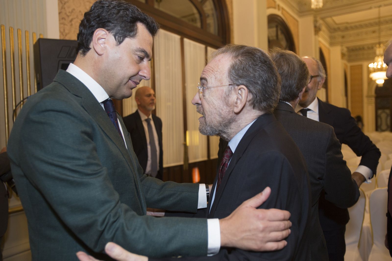 Las imágenes de la entrega de la Beca Manuel Olivencia