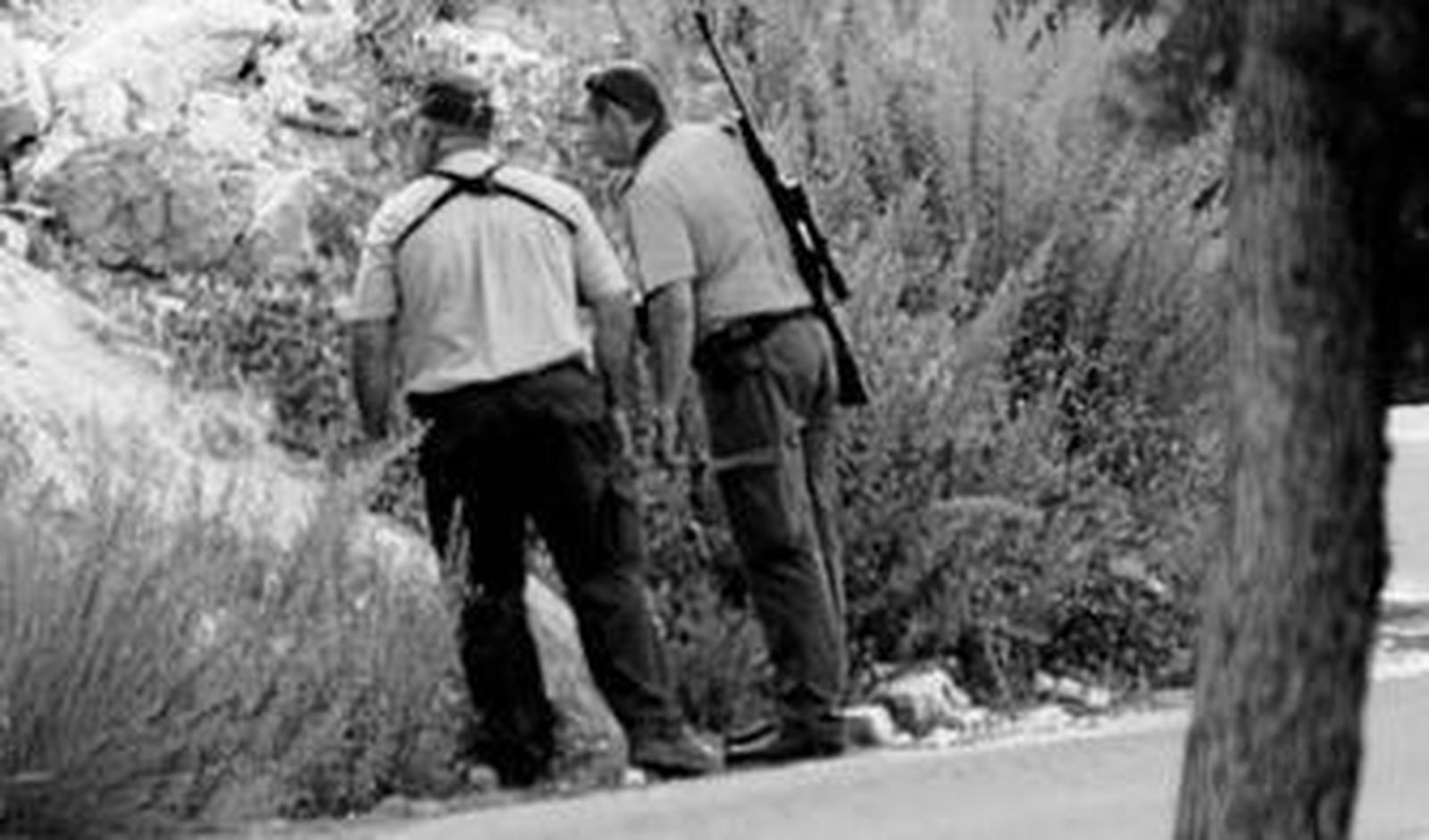Un agente de Medio Ambiente y un miembro de la Guardia Civil durante la búsqueda en 2013.