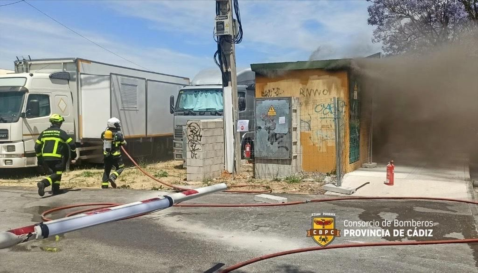 Los bomberos, sofocado el incendio en el transformador situado junto al camping de caravanas de la Feria de Jerez
