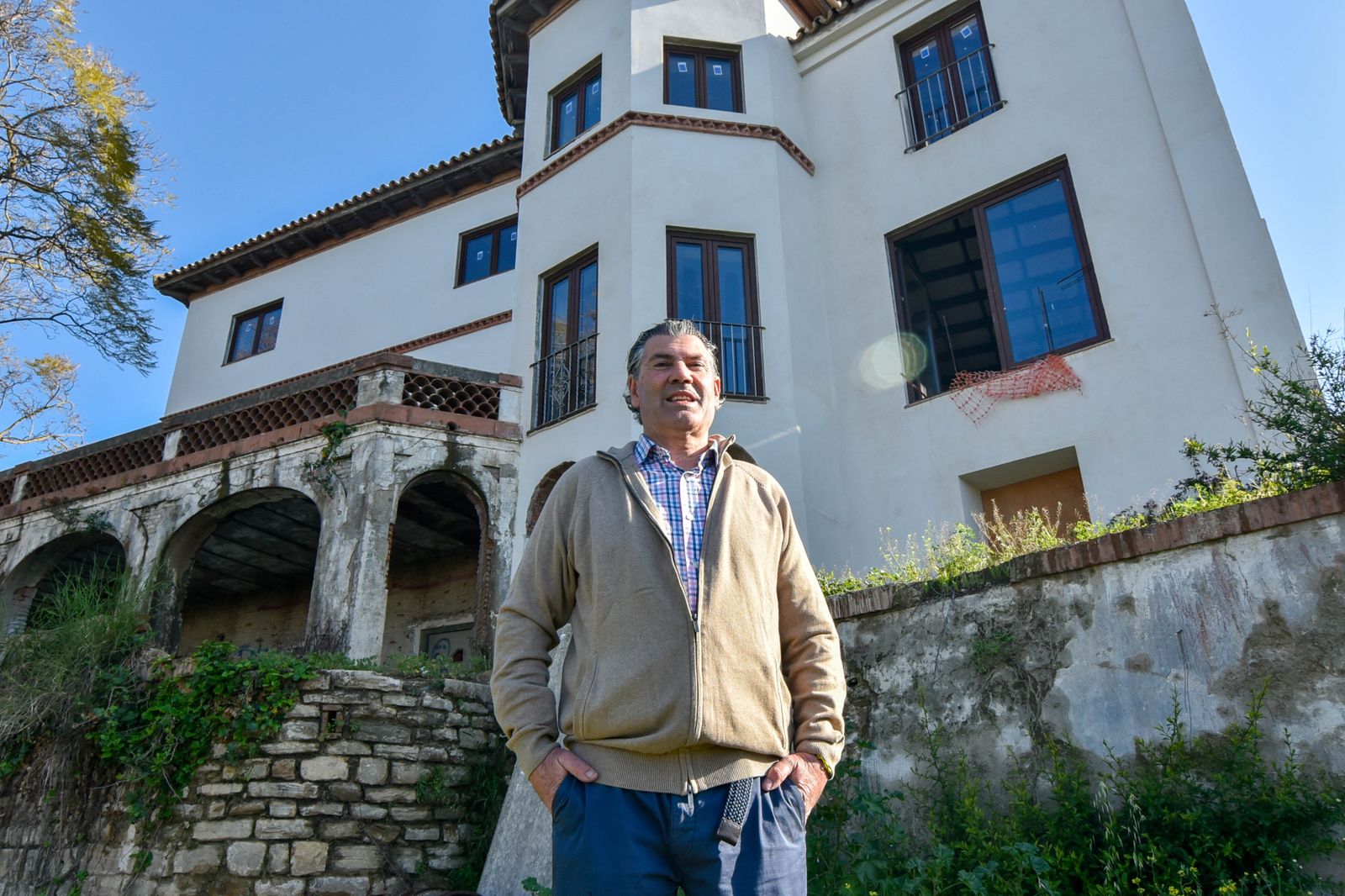 Jesús Fernández Rey, alcalde de Tesorillo, junto a la Casita de Campo en la que se ubicará el nuevo Ayuntamiento.