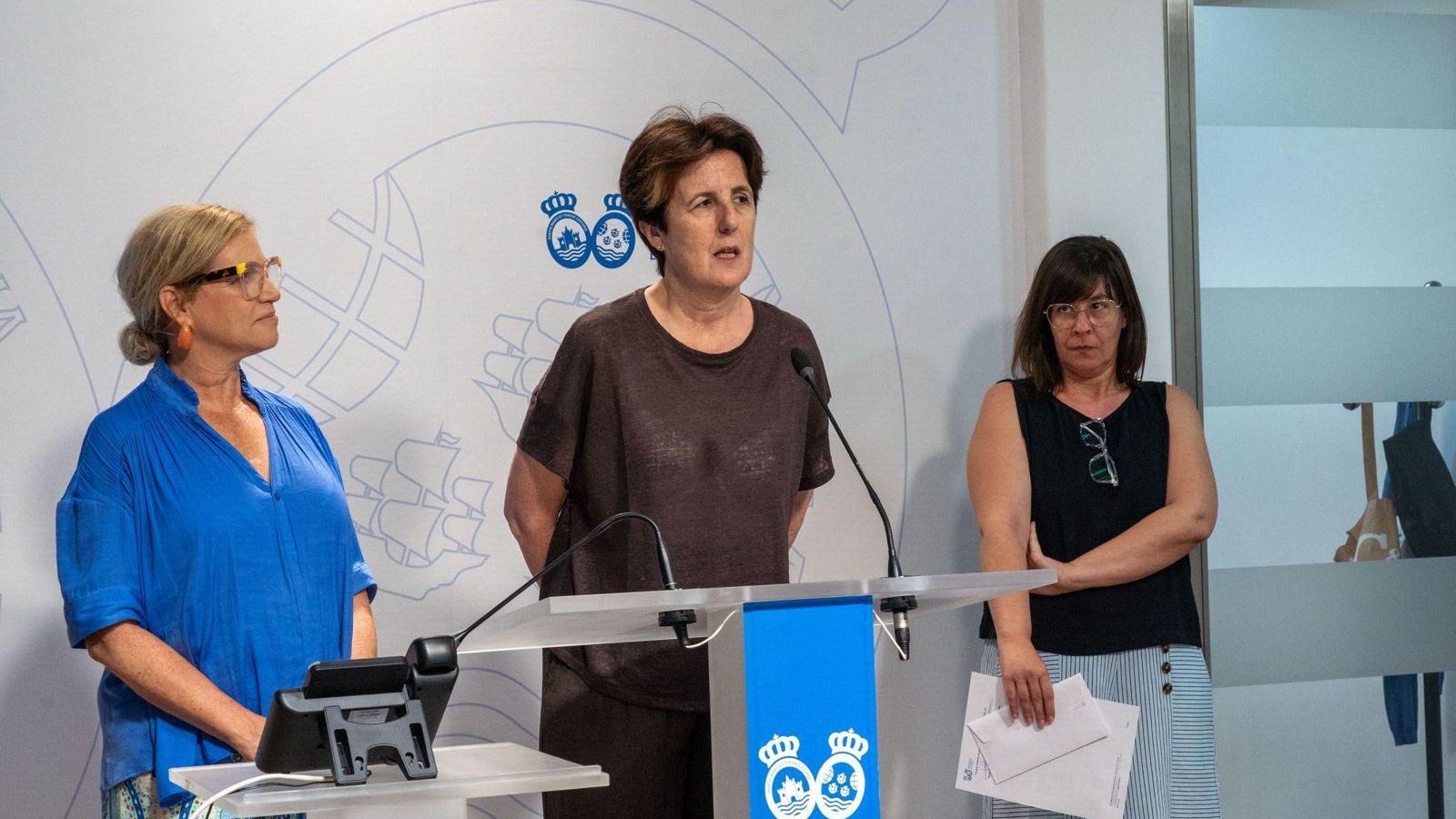 Ángela Monleón juntoa  Gracia Baquero y Guadalupe Sáez en la rueda de prensa.