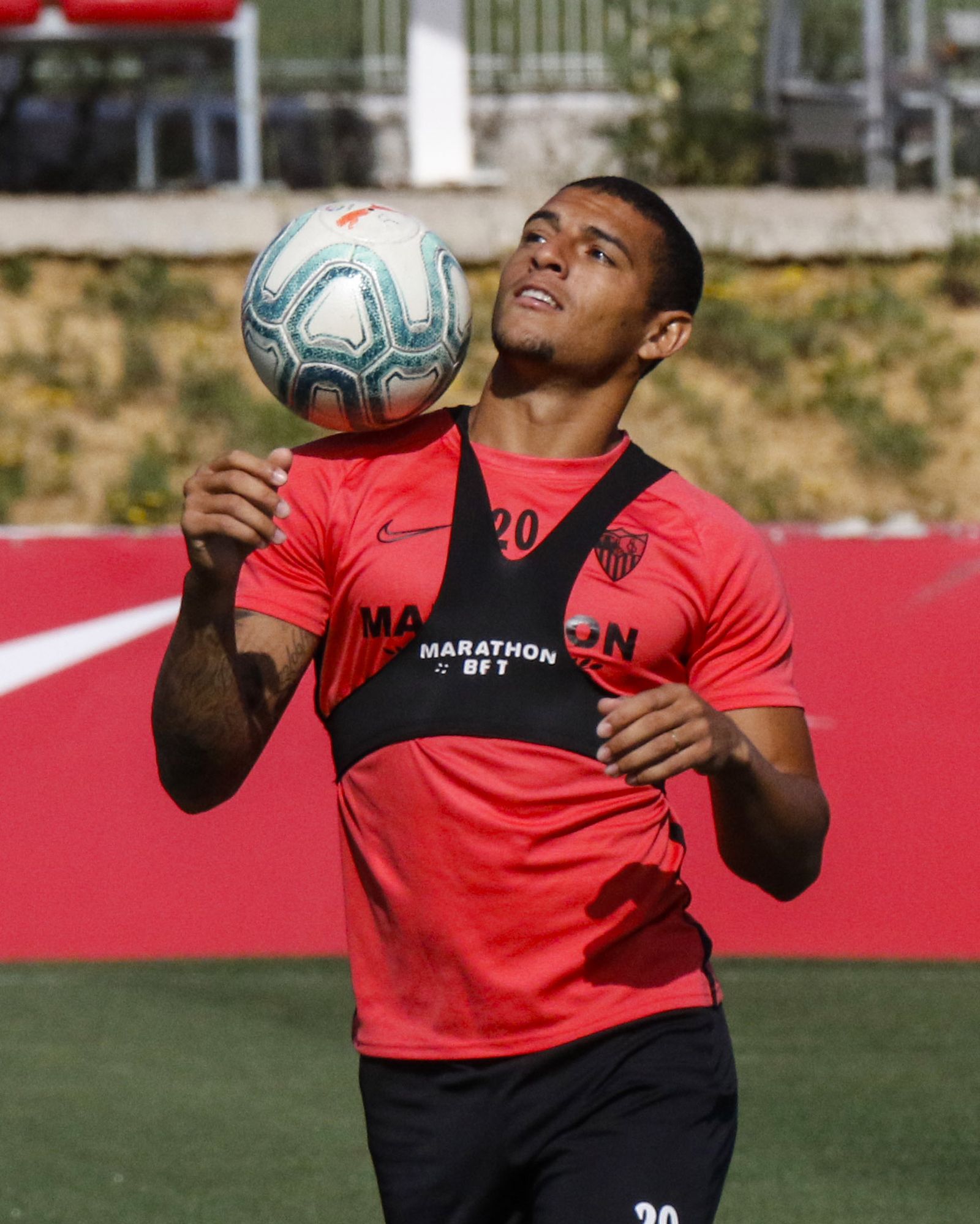 Diego Carlos juega con un balón en un entrenamiento.