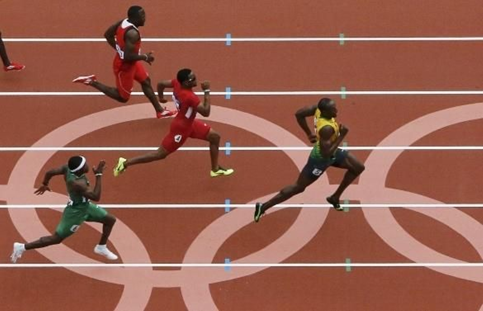 Bolt se pasea en la primera ronda de los 200 metros y Liu Xiang se lesiona en 110 vallas