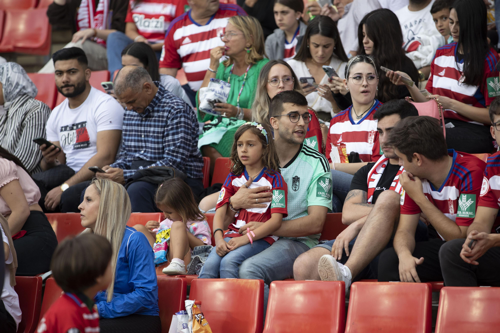 Encuéntrate en la grada en el Recreativo Granada - Real Avilés