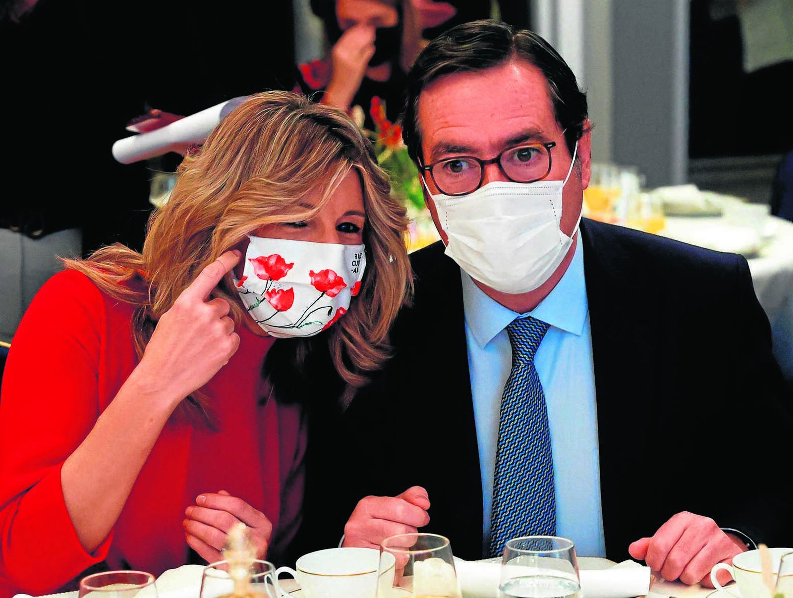 El presidente de la CEOE, Antonio Garamendi, conversa con la ministra de Trabajo, Yolanda Díaz, durante un desayuno informativo del Fórum Europa.