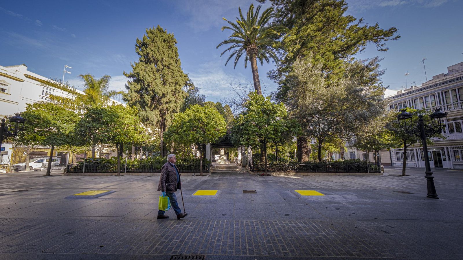 Una imagen del centro de la plaza. Delante, los alcorques tapados a la espera de nuevos árboles.