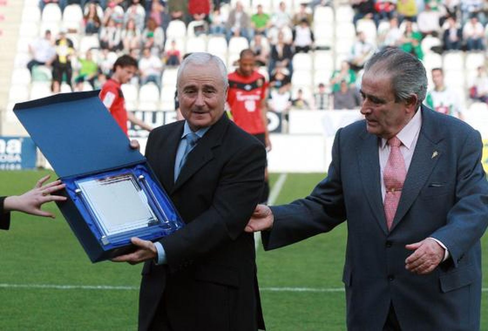 Rafael Márquez Campos, junto al directivo Ernesto Hita.