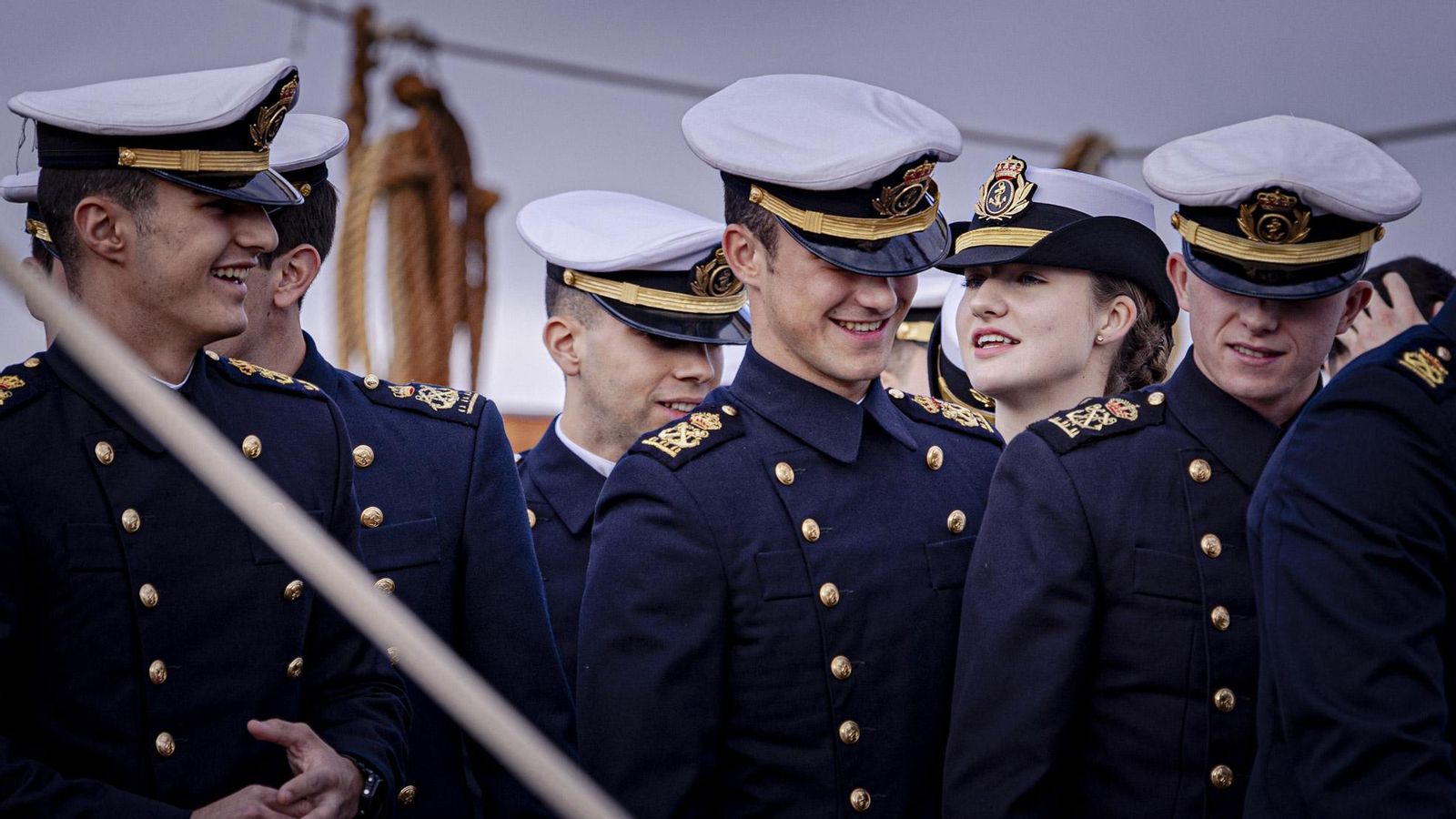 La Princesa Leonor con sus compañeros en su primer día en el Elcano. La Princesa Leonor con sus compañeros en su primer día en el Elcano.
