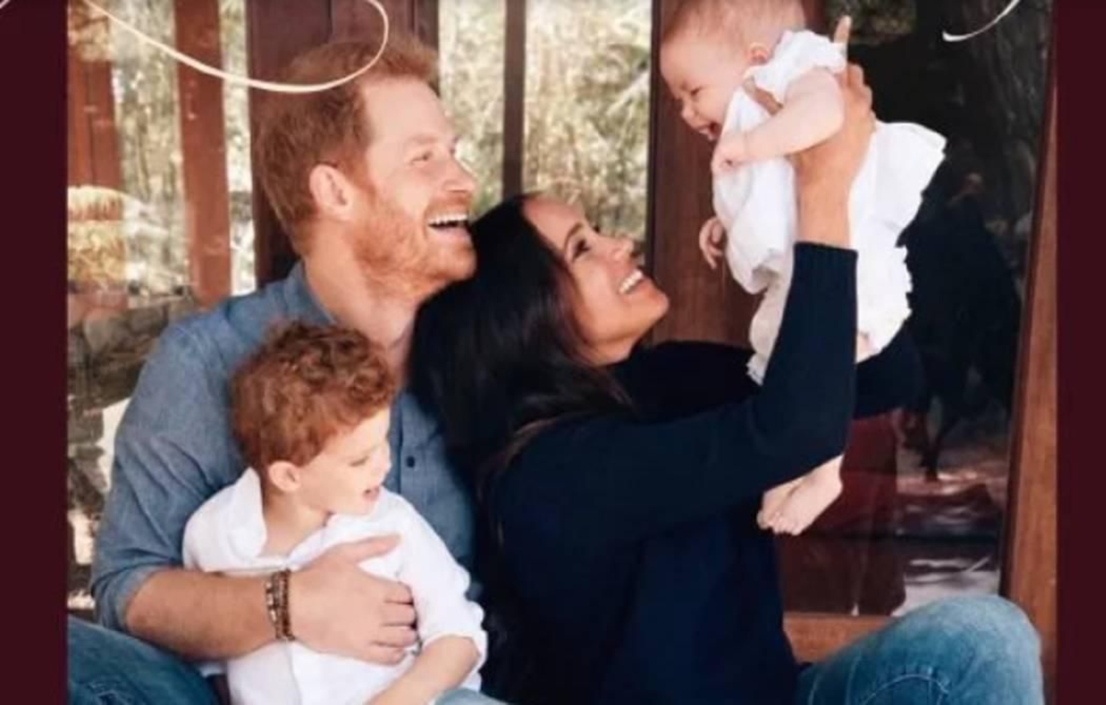 Enrique y Meghan, con sus dos hijos: Archie, de dos años, y la pequeña Lilibet, de seis meses.