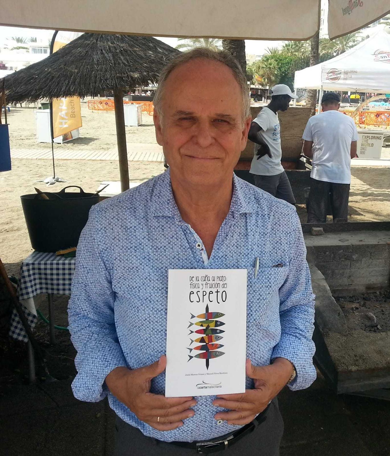 Jesús Moreno con el libro que presentó ayer.