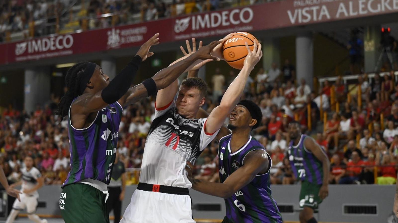 Lance del partido entre Covirán Granada y Unicaja Málaga en Vista Alegre. Lance del partido entre Covirán Granada y Unicaja Málaga en Vista Alegre.