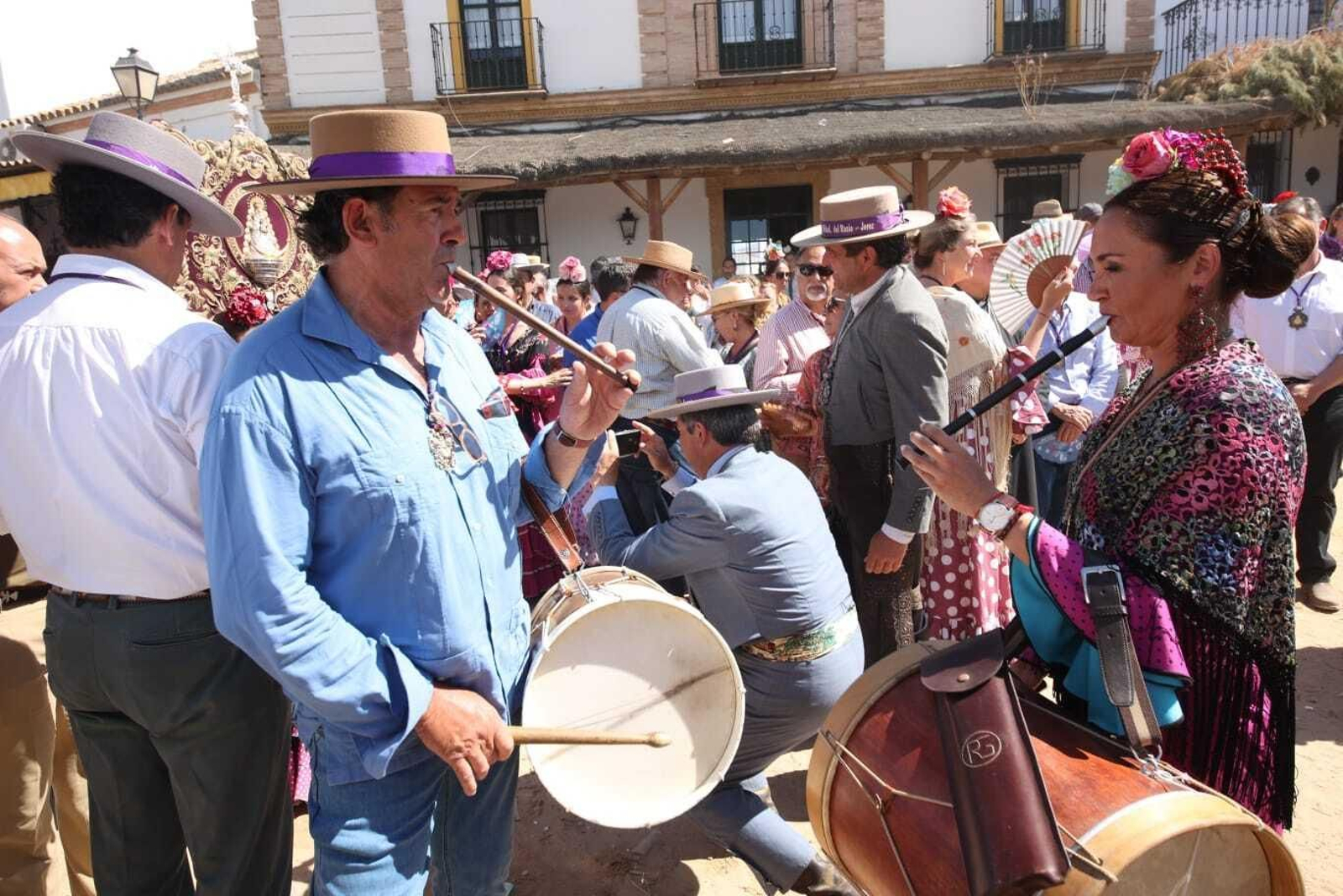 El Simpecado de Jerez a los pies de la Virgen del Rocío