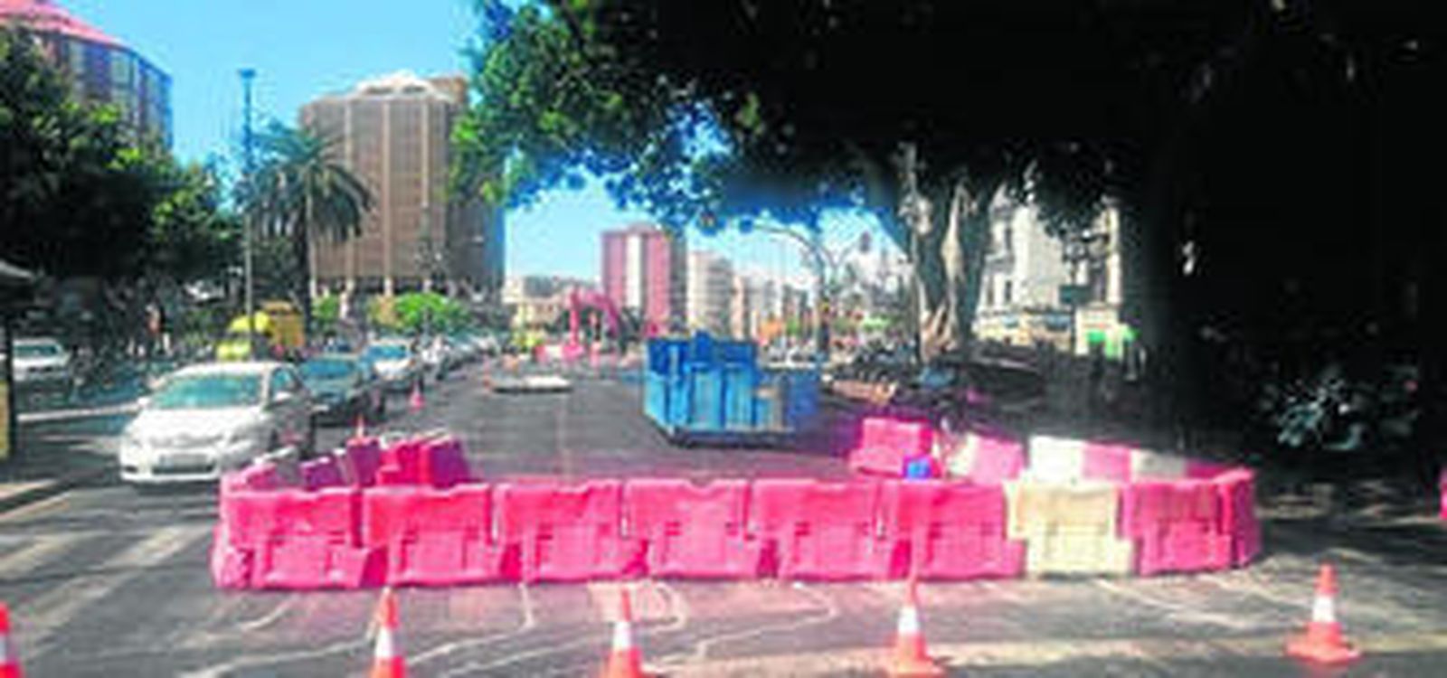 Los desvíos de tráfico programados ayer en La Alameda.