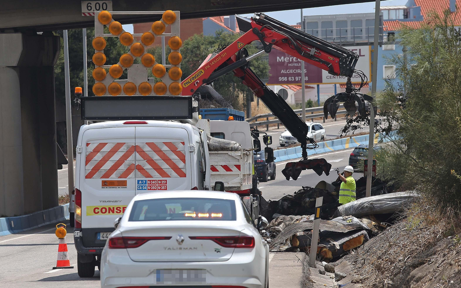 Fotos de la retirada de la carga del camión incendiado en el acceso norte de Algeciras