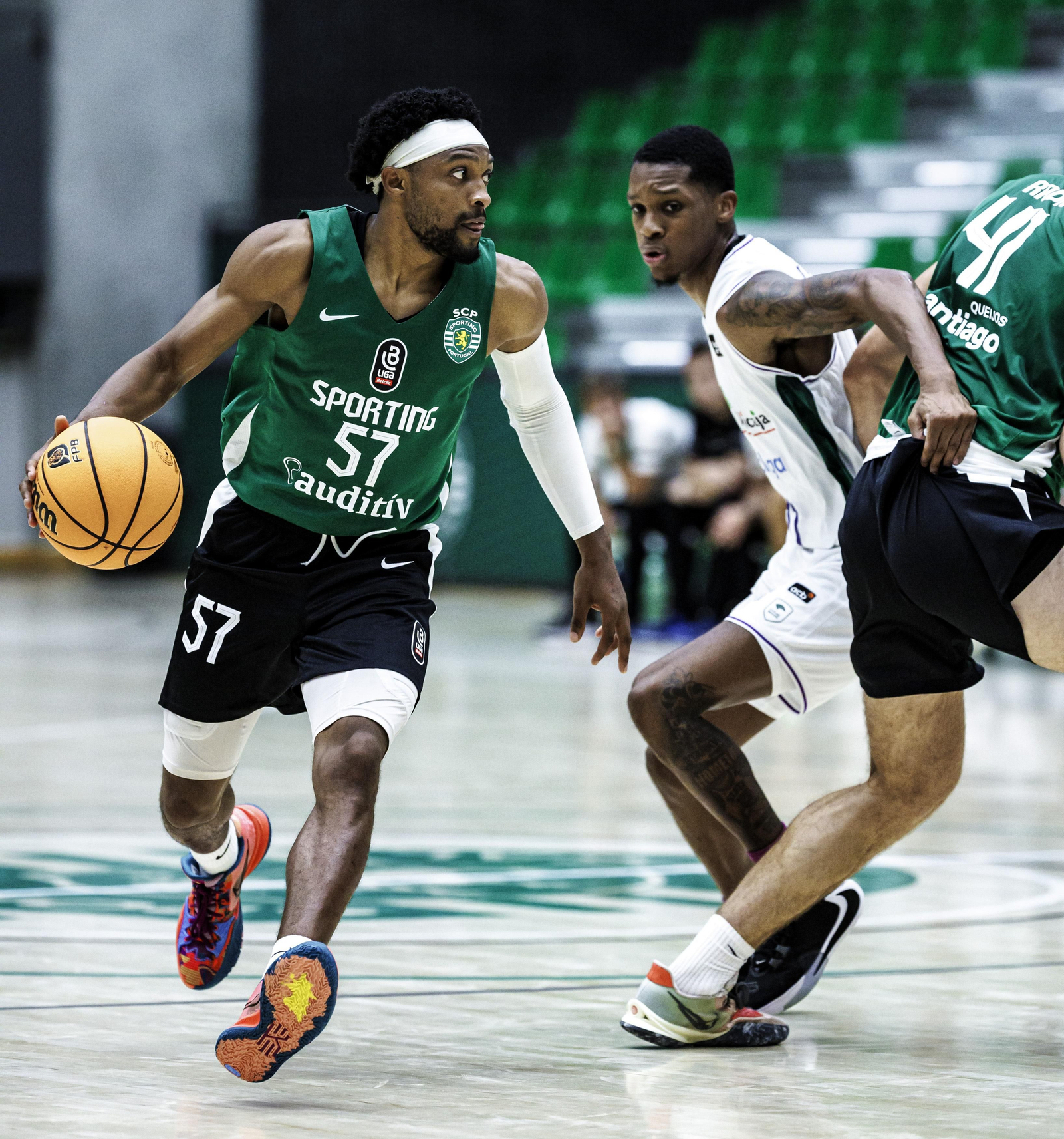 Carter intenta defender en el Sporting-Unicaja.