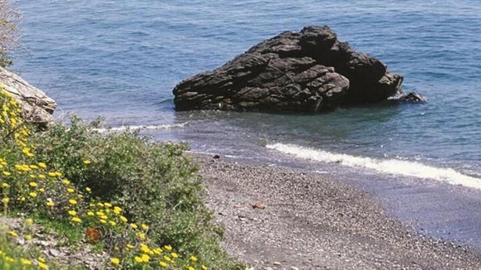 Valle-Niza es una cala relativamente aislada. Valle-Niza es una cala relativamente aislada.