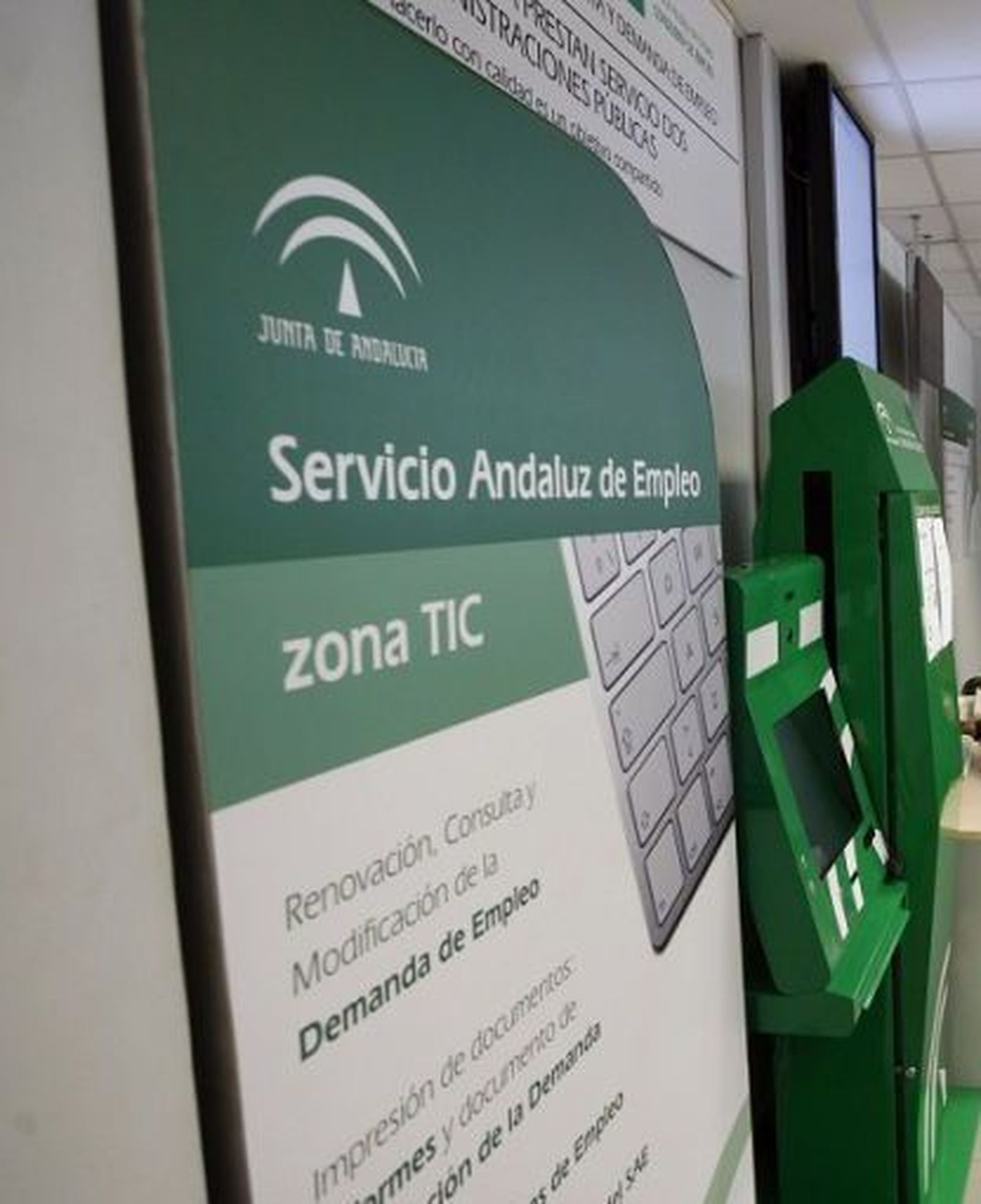 Roquetas contará con una oficina de empleo más amplía gracias a la cesión de un terreno por parte del Ayuntamiento