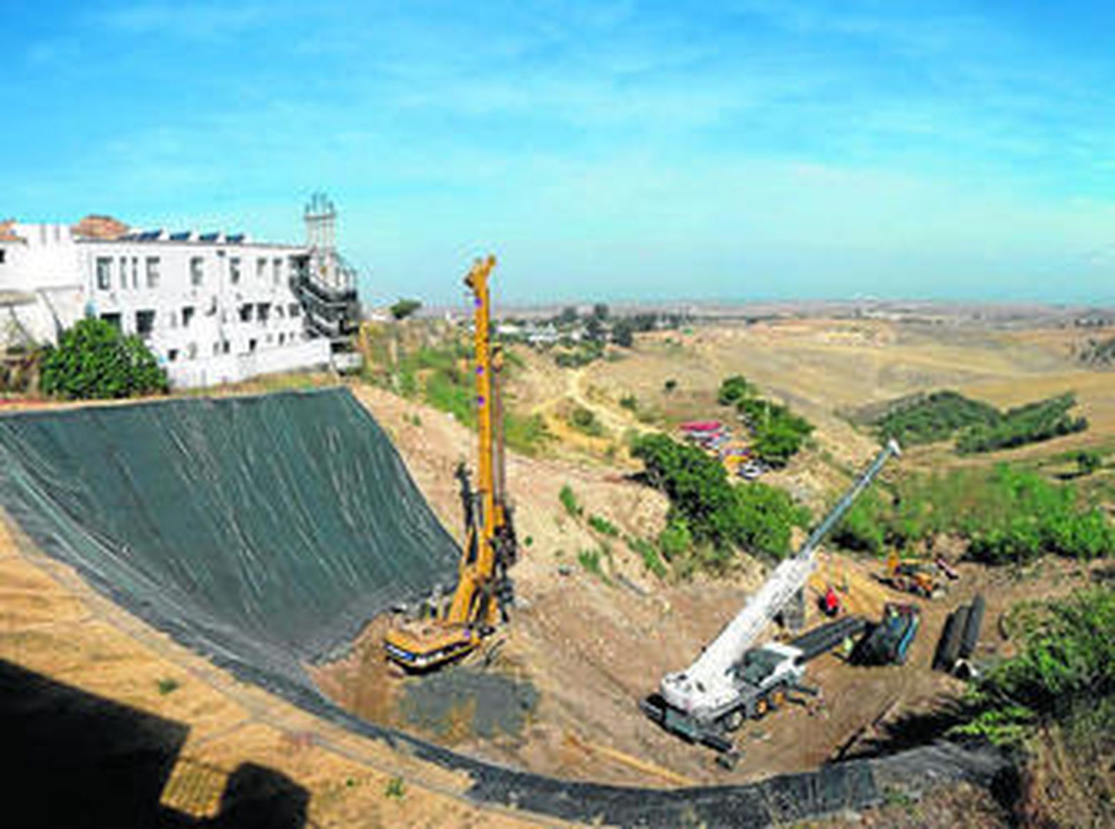 Una imagen de hace menos de un mes de la obra de construcción del muro de contención del escarpe.