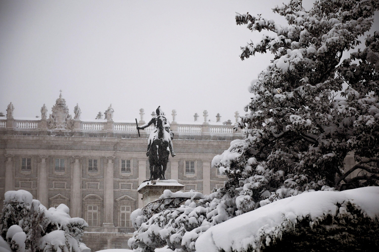 El segundo día del temporal 'Filomena' en imágenes: más nieve y caos