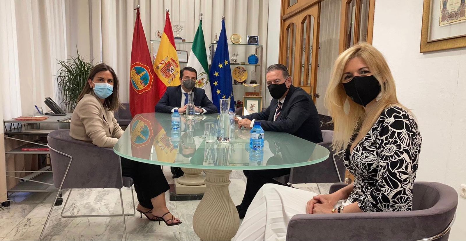 José María Bellido y Raúl Caro-Accino, durante su reunión en Capitulares.