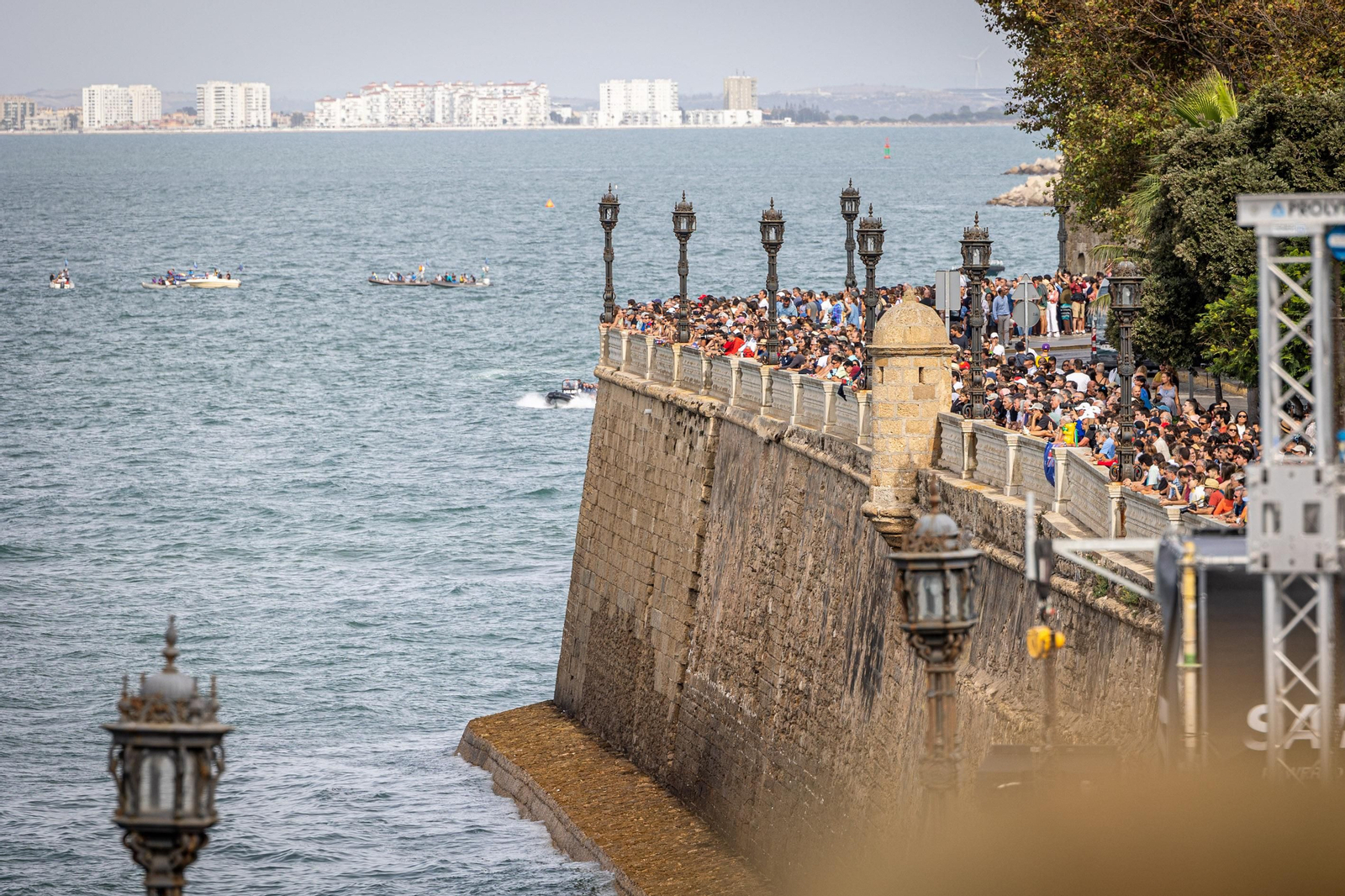 Búscate en SailGP Cádiz: La ciudad disfruta del ambiente del domingo con las actividades, las carreras y los bares