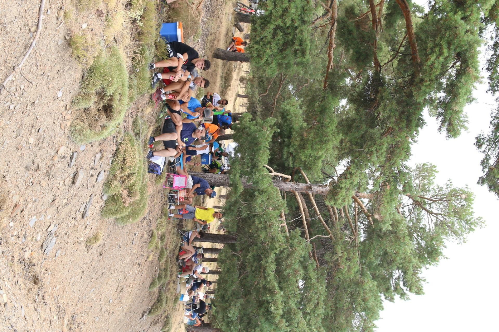 Fotogalería del ambiente en la subida al Alto de Velefique de La Vuelta.