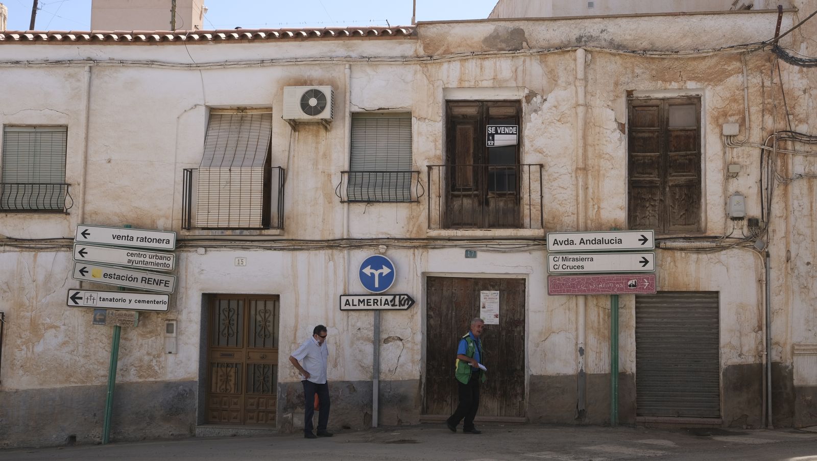 Casas en Fiñana afectados por la calima que ha azotado a la provincia estos últimos meses.