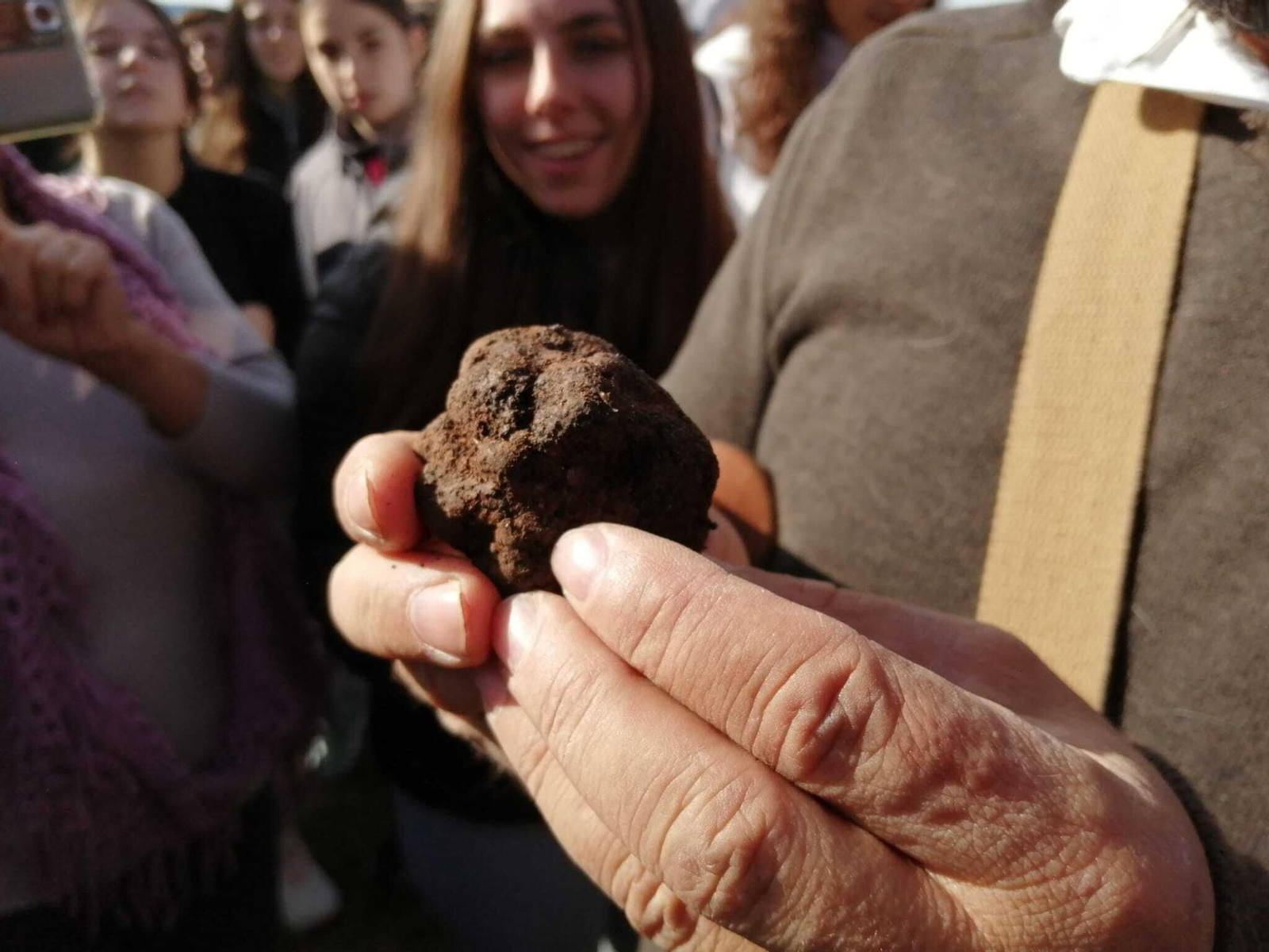 Una persona muestra una trufa.