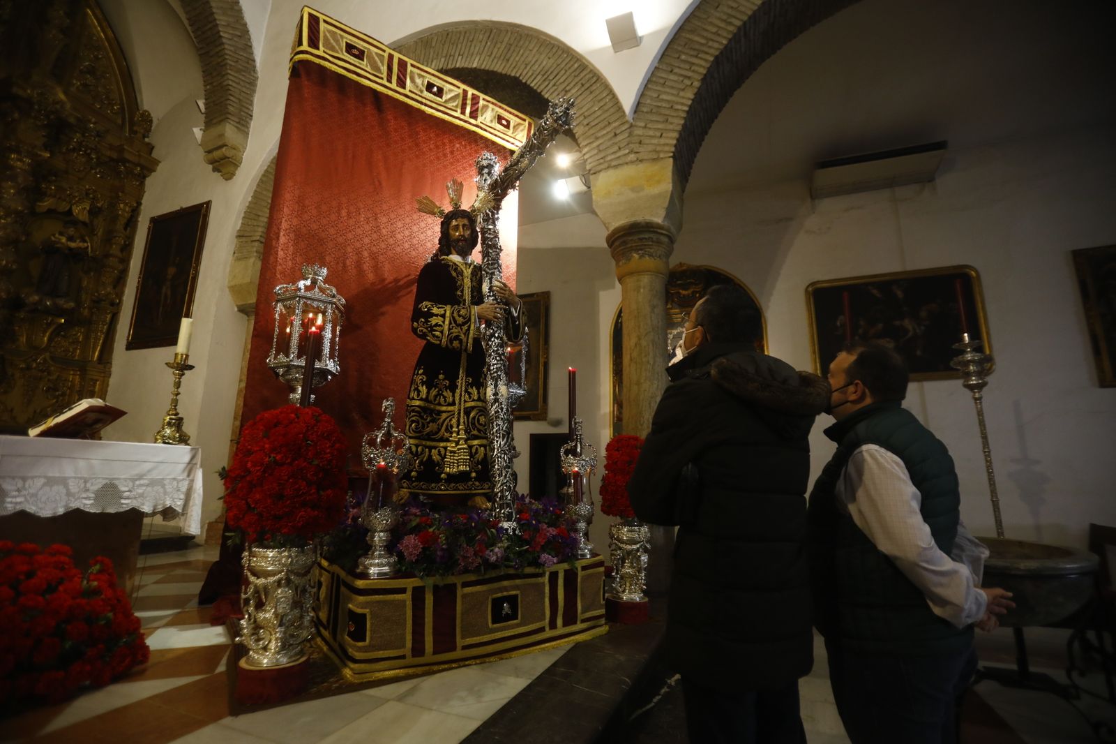 La archicofradía de la Vera-Cruz de Córdoba venera al Señor de los Reyes