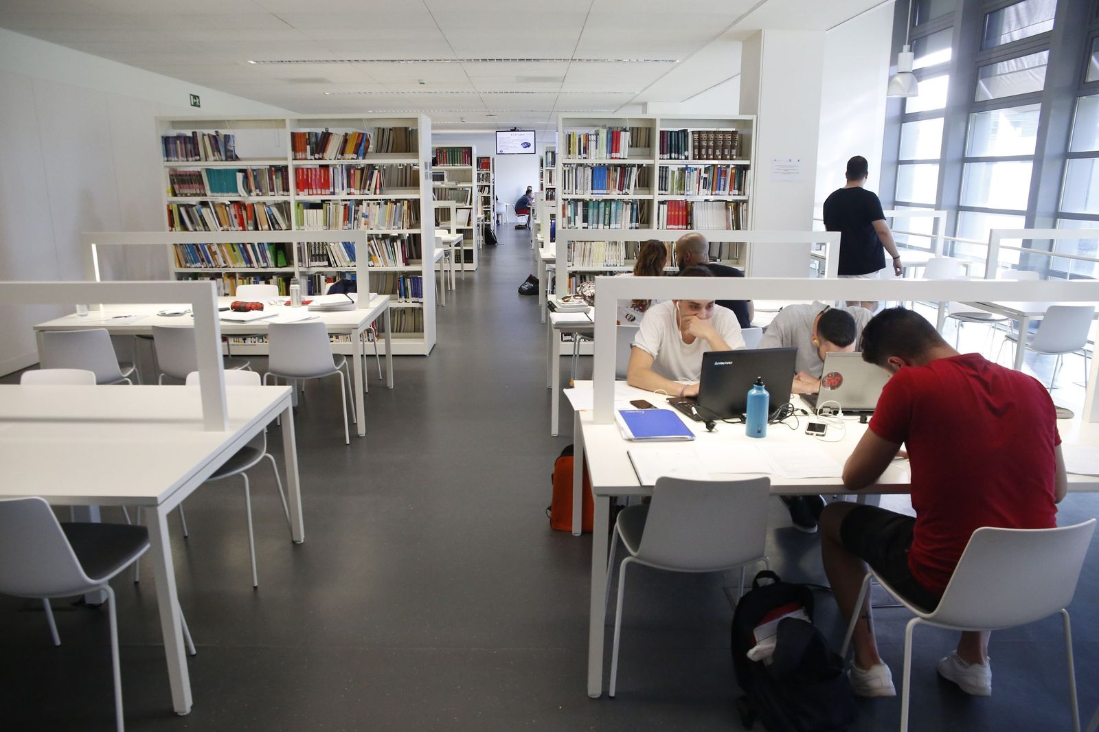 Imagen de archivo de una biblioteca en el campus del PTS de la UGR