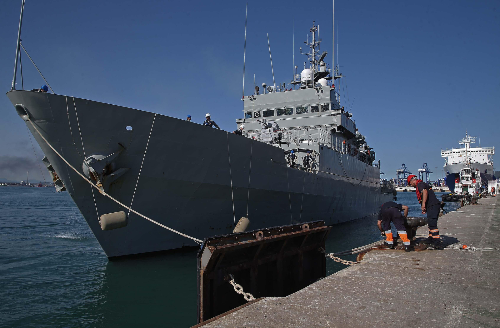 La llegada del patrullero de la Armada 'Centinela' al puerto de Algeciras, en imágenes
