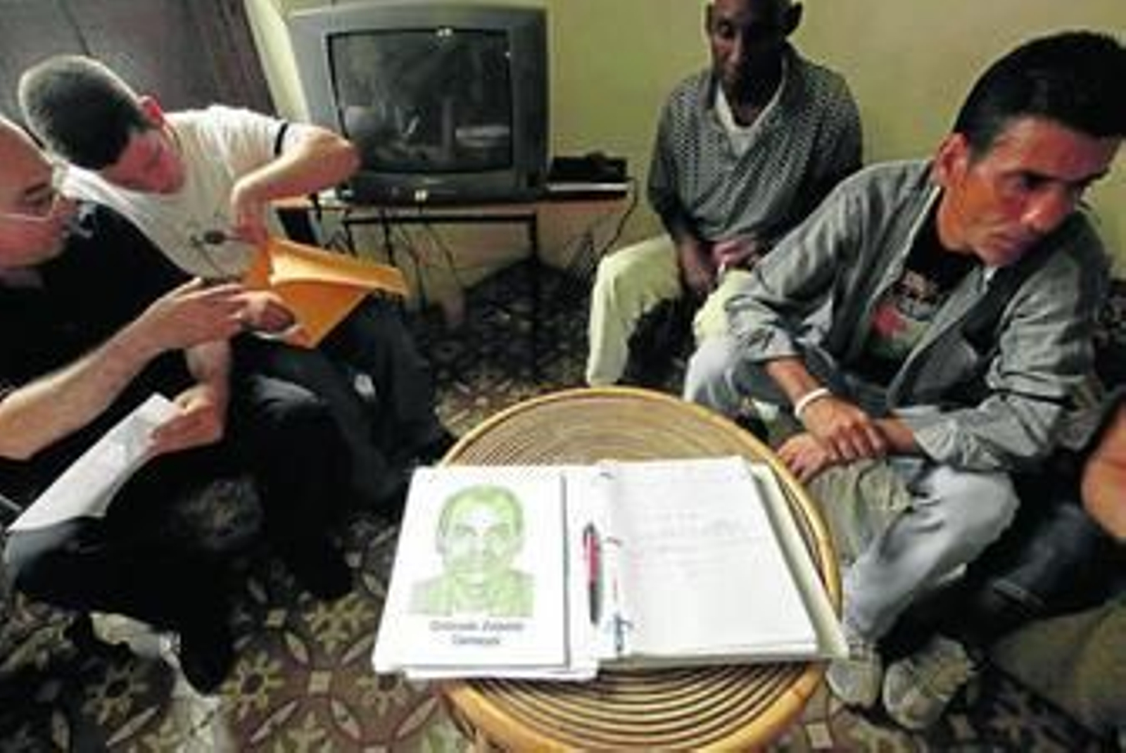 Amigos de Orlando Zapata se sientan alrededor del libro de condolencias durante el velatorio en La Habana.