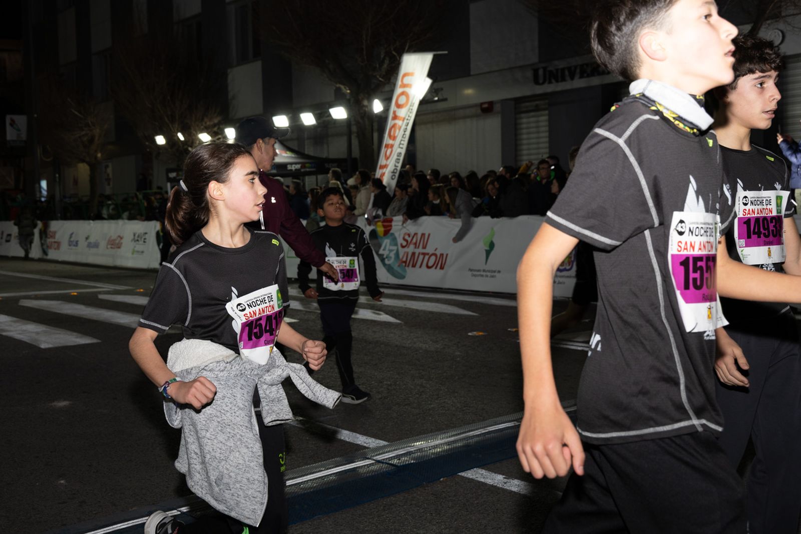 En imágenes: 2.000 atletas brillan con luz propia en la infantil de la Carrera de San Antón 2026
