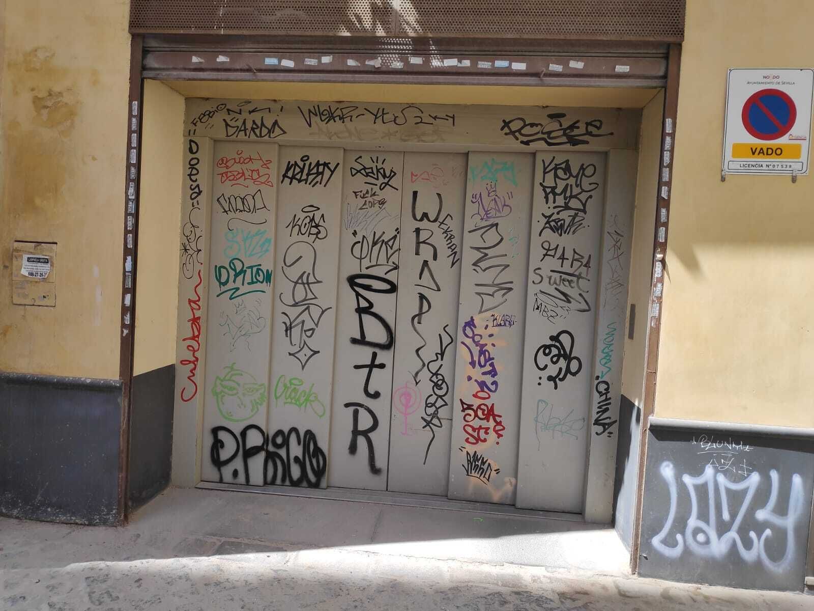 El PP denuncia la "degradación de un casco histórico, inundado de pintadas"