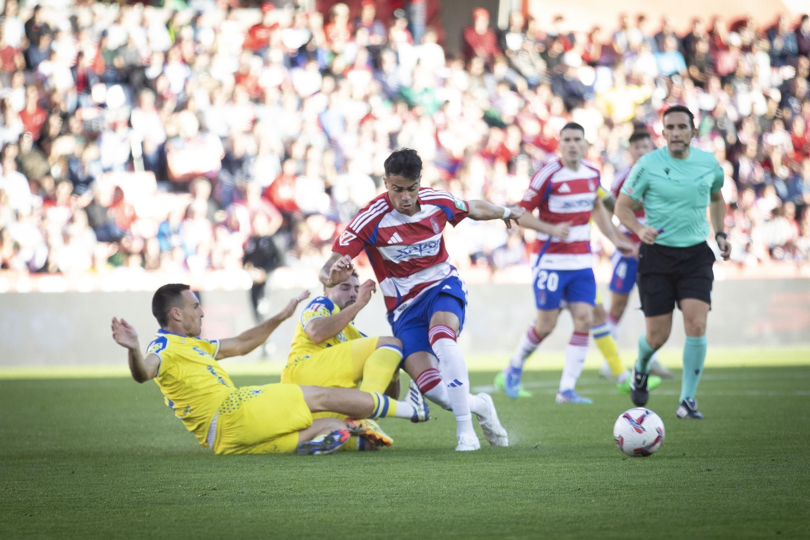 Reinier es presionado por Ontiveros y Fede San Emeterio.