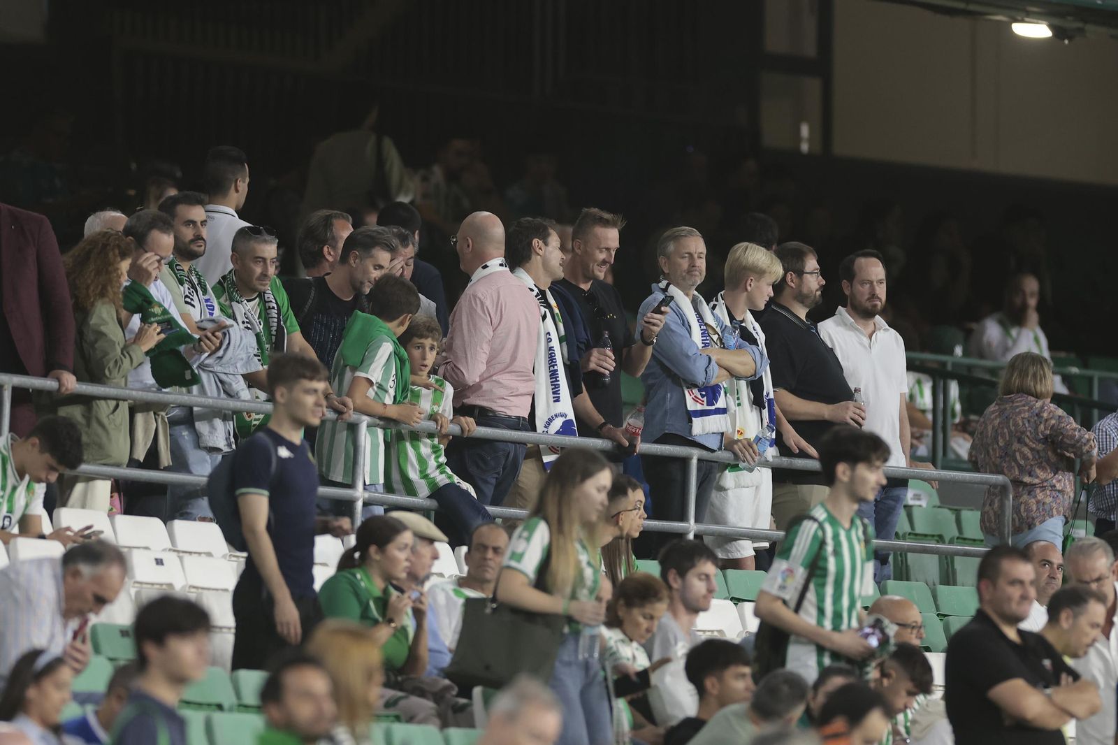 Búscate en las fotos del Betis-Copenhague
